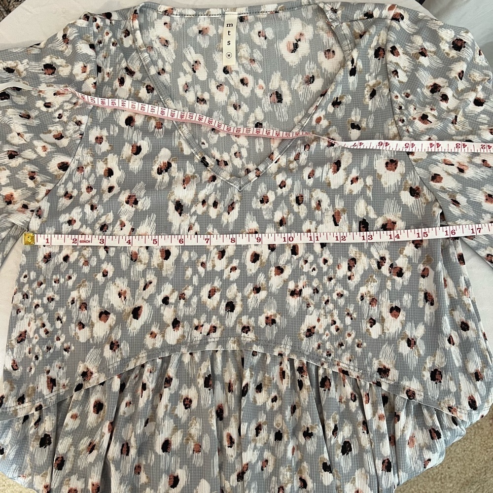 Women’s Floral Top - Medium - Flowy V-Neck Short Sleeves - EUC - Picture 7 of 8